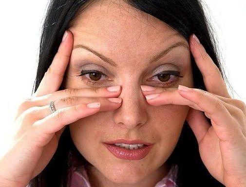 Почему глаз болит при моргании и надавливании - что делать