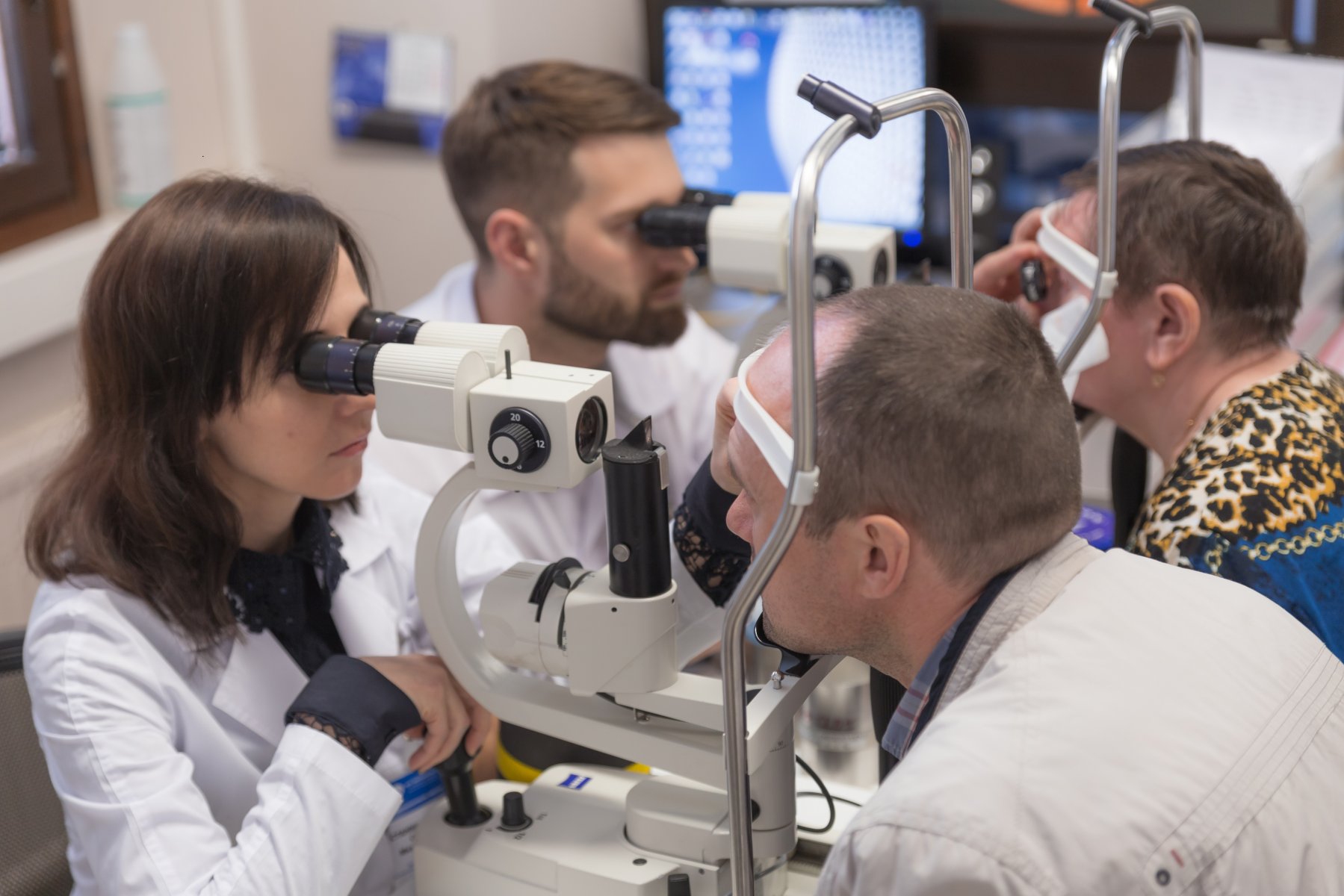 Черная точка в глазу, которая не исчезает