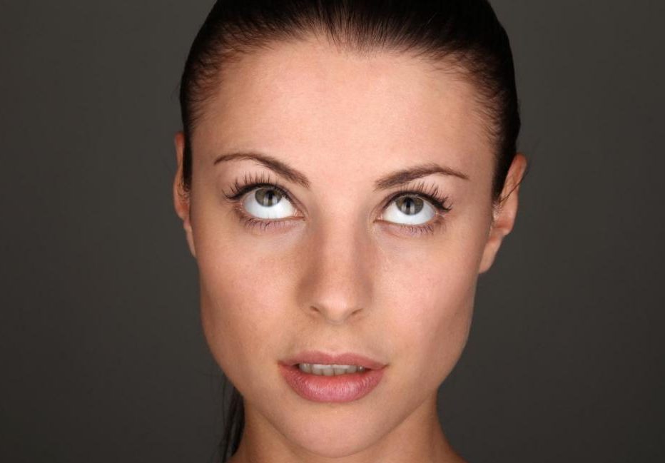 Закатывание глаз у взрослых и детей