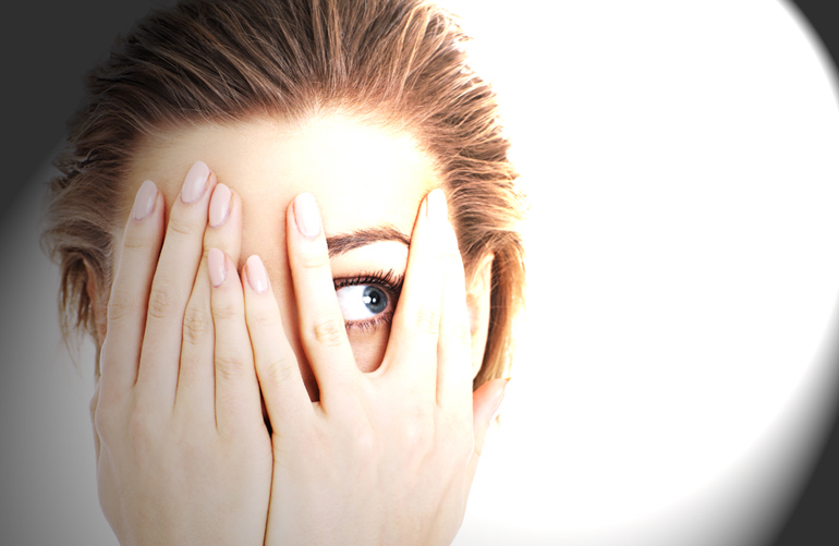 Боязнь света - признак какого заболевания