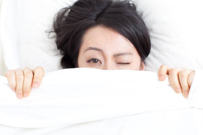 Почему больно открывать глаза после сна