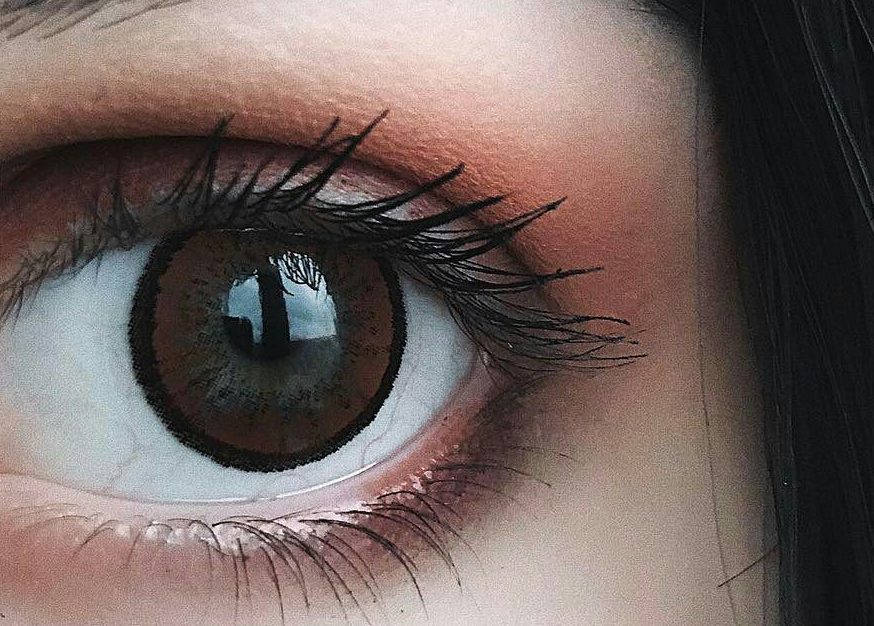 Кому подойдут карие линзы