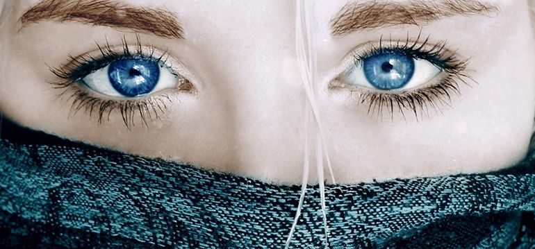 Голубые и синие линзы для карих глаз