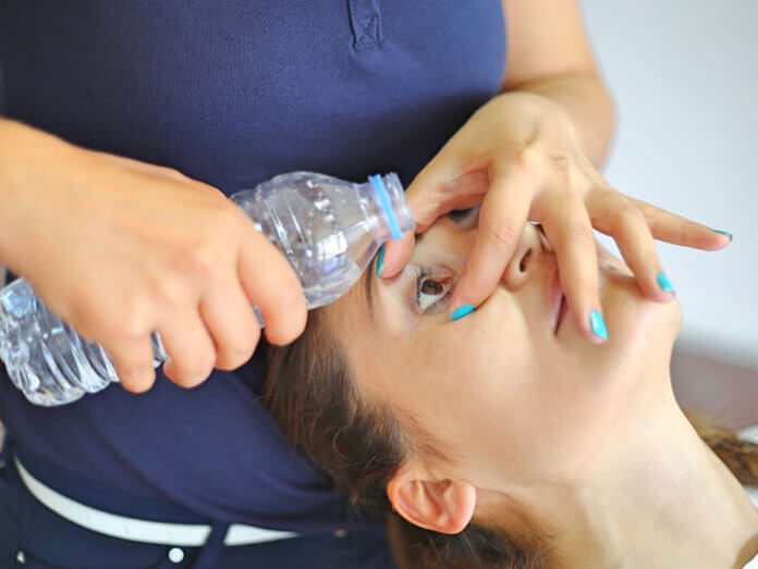 Химический ожог глаза