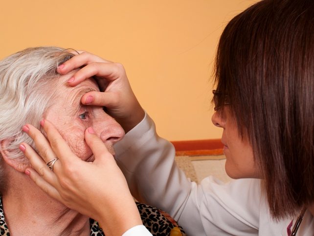 Что такое факосклероз (уплотнение хрусталика глаза)