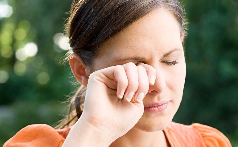 Почему появляются белые пятна перед глазами