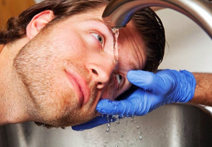 Что делать, если горячее масло попало в глаз