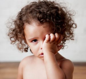 Комаровский о постоянном трении глаз у детей