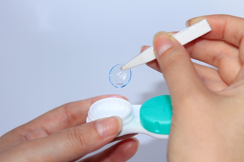 Как снять линзы с длинными ногтями - инструкция