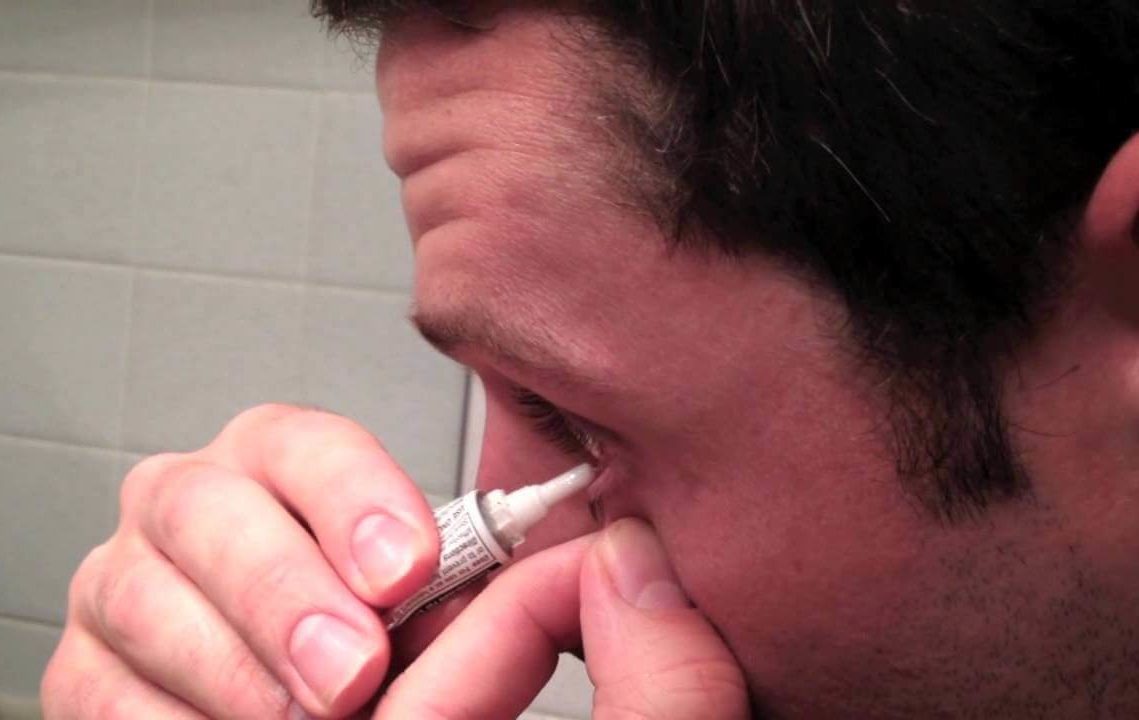 Как правильно закладывать мазь за веко