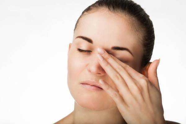 Что означает, когда дергается левый глаз