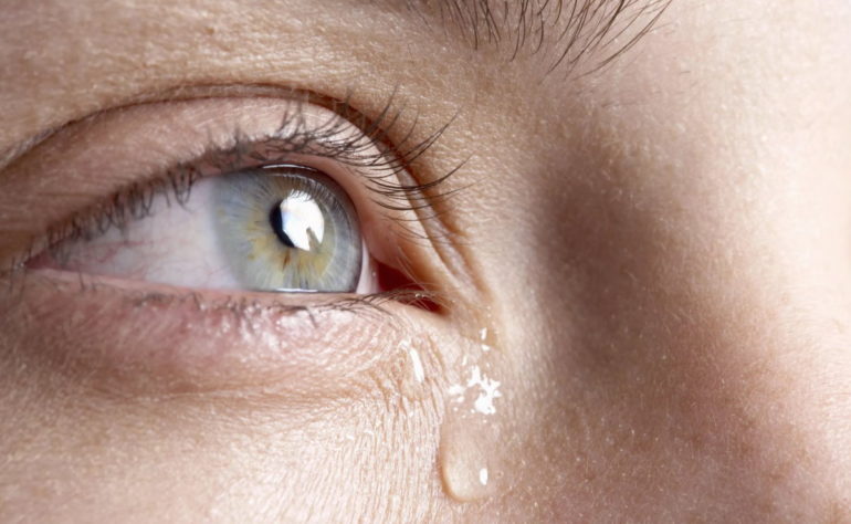 Что делать, если глаз болит и слезится