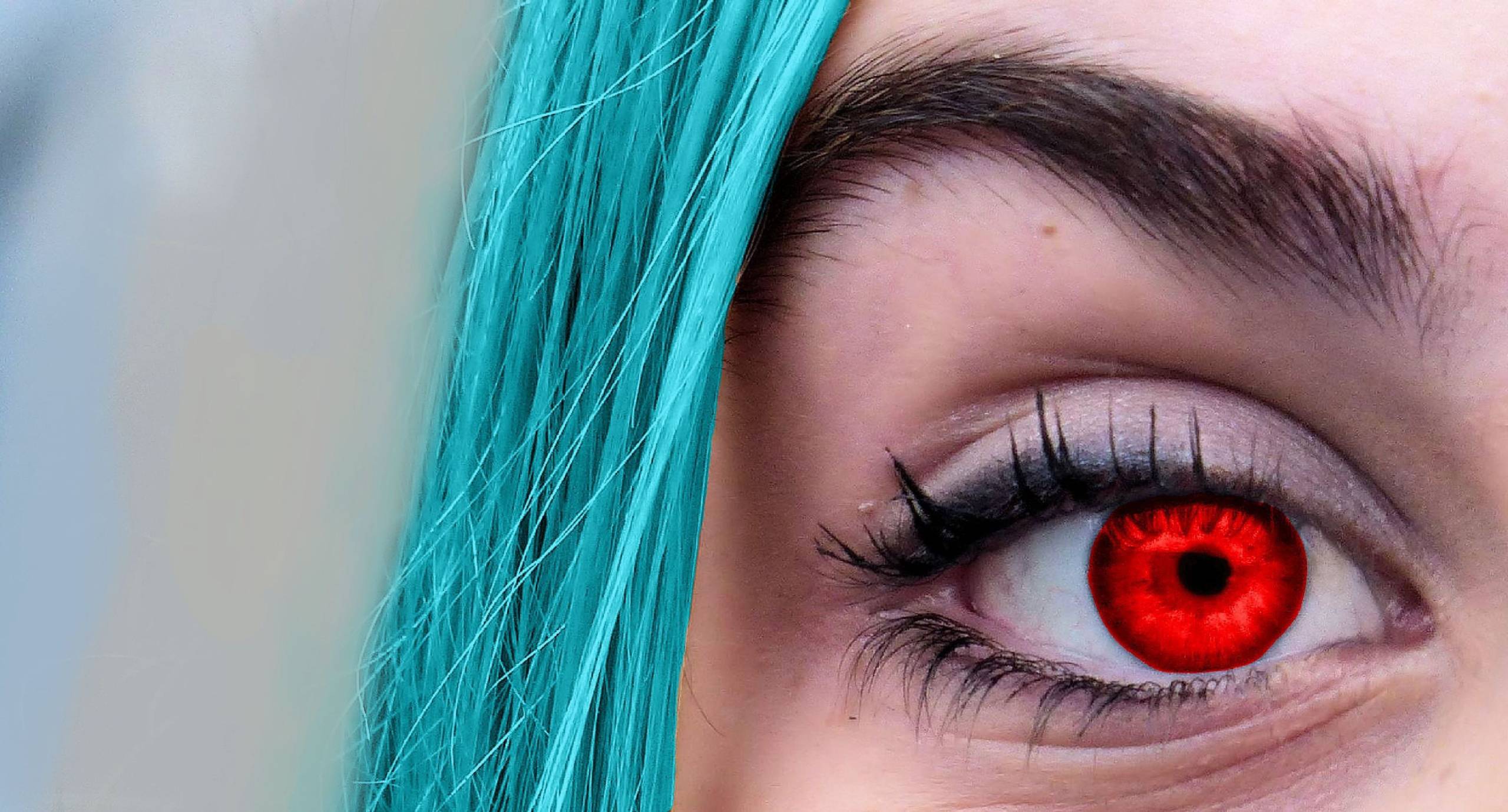 Отличается ли техника надевания цветных линз